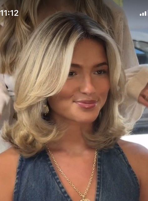 Shorter Layered Haircuts, Matilda Djerf Hair, Old Money Hairstyles, Curled Blonde Hair, Italian Bob, Hairstyles Female, Concert Hairstyles, Hair Techniques, Honey Blonde Hair