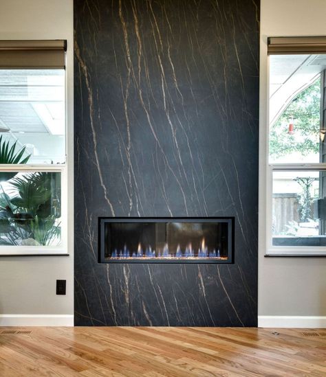 Tiled Fireplace Wall, Fireplace Modern Design, Design Camino, Contemporary Fireplace Designs, Fireplace Feature Wall, Granite Fireplace, Marble Fireplace Surround, Black Fireplace, Fireplace Tv Wall