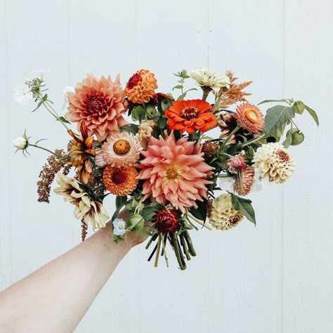 Terracotta Dahlia Bouquet, Summer Dahlia Bouquet, Fall Garden Bouquet, Simple Dahlia Bouquet, Wedding Flowers Dahlias, Straw Flower Bouquet, Hand Tied Bouquet Wedding, Strawflower Wedding, Late Summer Bridal Bouquet