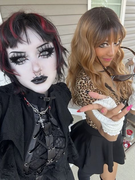 KAY (@kalaynokayy) on X Goth Gyaru Makeup, Gyaru Goth, Art Related Professions, Goth Gyaru, Diy Armor, Gyaru Makeup, Vampire Makeup, Goth Makeup, Gothic Makeup