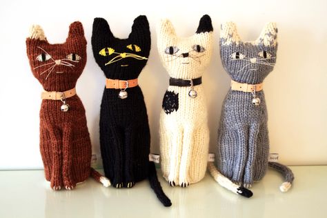 Hand knitted cats Toy Knitting Patterns, Circular Knitting Machine, Cat Crochet, Animal Knitting Patterns, Knitting Machine Patterns, Knitted Cat, Knitted Animals, Knitted Wit, Cat Doll