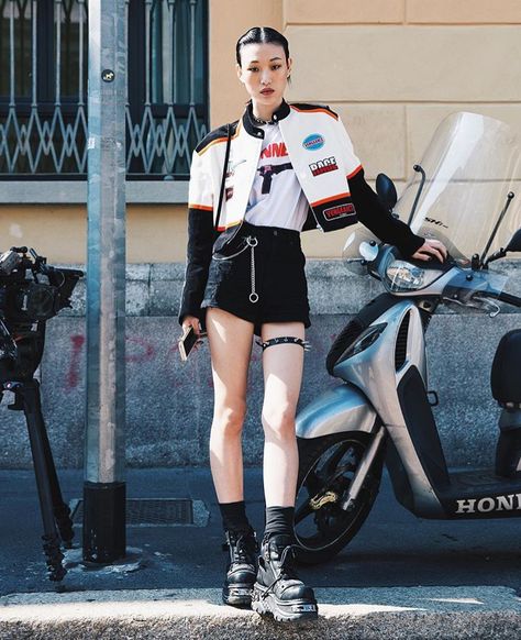 Bikercore Style Women, Motor Outfit Woman, Bikercore Style, Japanese Streetwear Women, Motocross Jacket, Jacket Trend, Sora Choi, Korean Fits, Tommy Ton