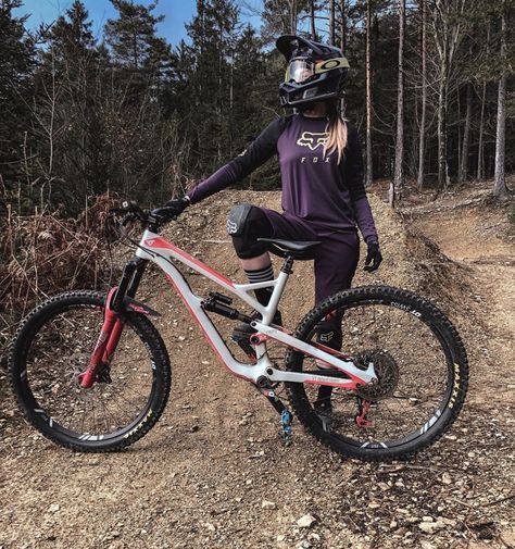 Mountain Bike Outfit Woman, Mtb Outfit, Girls Mountain Bike, Mountain Biking Outfit, Mountain Biking Photography, Mtb Women, Mtb Girl, Mountain Biking Women, Beach Cruiser Bicycle