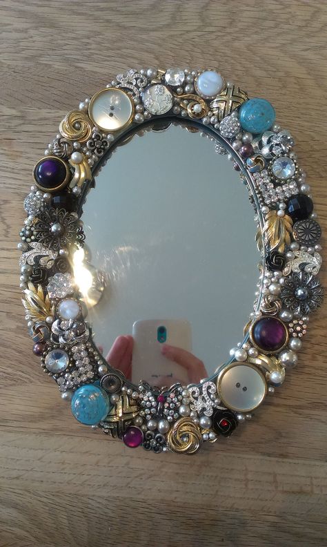 Jeweled Picture Frame, Old Jewelry Crafts, Costume Jewelry Crafts, Jewelry Frames, Vintage Jewelry Ideas, Vintage Jewelry Repurposed, Mirror Crafts, Vintage Jewelry Crafts, Vintage Jewelry Art