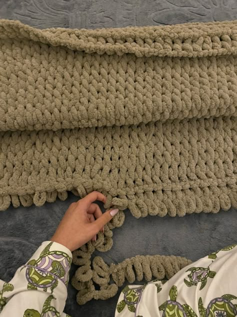 Tiktok Dump, Chunky Yarn Blanket, Diy Knit Blanket, Blanket Making, Yarn Blanket, Alize Puffy, Diy Knit, Chunky Knitting, Finger Knitting