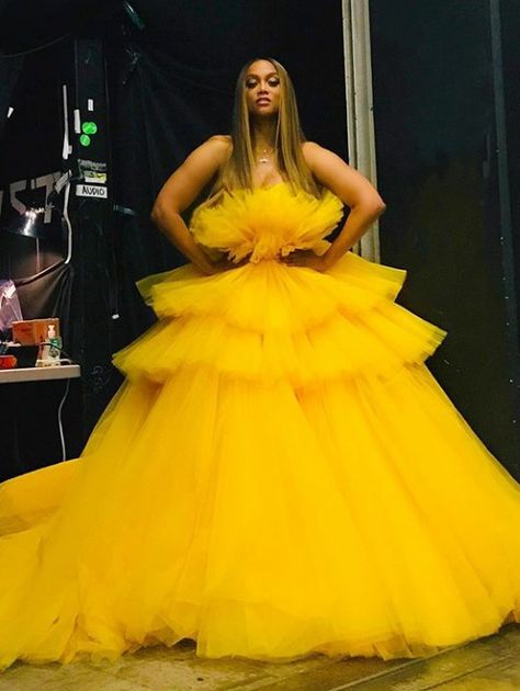 Vintage Gown Styles, Yellow Tulle Dress, Mom Daughter Photos, Mode Zendaya, Gown Yellow, Shooting Inspiration, Couture Ideas, Editorial Photoshoot, Dream Outfits