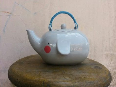 elephant tea pot Elephant Teapot, Cerámica Ideas, Teapots And Cups, An Elephant, Chocolate Pots, Bits And Bobs, Cups And Mugs, Tea Pot, Clay Art