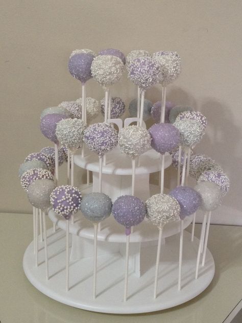 Cake pops Pastel Color Cake Pops, Purple Wedding Desserts, Lilac Cake Pops, Lavender Cake Pops, Purple Dessert Table, Purple Cake Pops, Graduation Cake Pops, Star Cake Pops, Color Lila Pastel