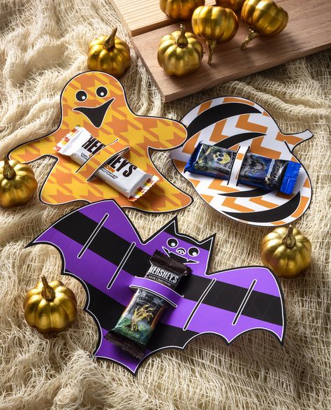 ♦ℬїт¢ℌαℓї¢їøυ﹩♦ Halloween Gifts For Students, Halloween Candy Bar Wrappers, Halloween Candy Crafts, Halloween Candy Holder, Halloween Candy Bar, Free Printable Halloween, Party Fotos, Trick Or Treaters, Flamingo Party