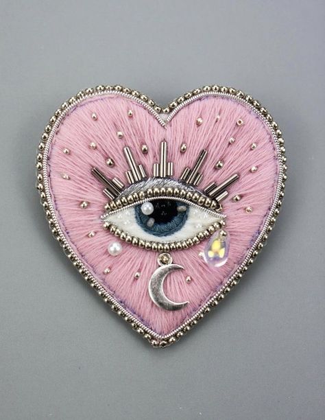 Sacred Heart Fashion, Embroidery Evil Eye, Lover Heart Eye, Sacred Heart With Eye, Heart Witchcraft, Sacred Heart Embroidery, Witch Embroidery Ideas, Embroidery Brooch Diy, Hand Embroidery Gift Ideas