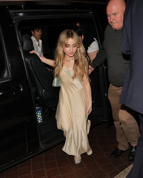 Sabrina Carpenter Paparazzi, Living Barbie, Hotel In London, Paparazzi Photos, Without Borders, 24 Years Old, Sabrina Carpenter, Style Icons, In London