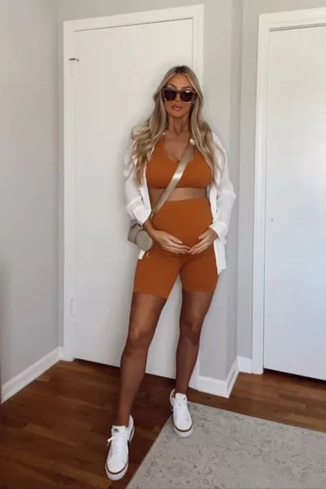 Summer Outfit Maternity, Barely Pregnant Outfits, Pregnant Soccer Mom Outfits, 23 Weeks Pregnant Outfits, Pregnant Fair Outfit, Summer Outfits 2023 Pregnant, 8 Weeks Pregnant Outfit, Pregnant Cool Outfits, Pregnant Looks Summer