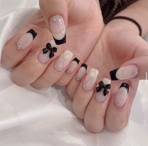 Black And White Douyin Nails, Korean Black Nails Design, Black And White Korean Nails, Black And White Coquette Nails, Goth Coquette Nails, Simple Nude Nail Designs, Black Coquette Nails, Croquette Nails, Nail Bow