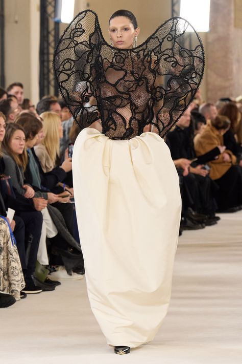 Schiaparelli - Spring 2024 Couture https://www.vogue.com/fashion-shows/spring-2024-couture/schiaparelli/slideshow/collection#29 Schiaparelli 2024, Collection Couture, Elsa Schiaparelli, Spring Couture, Couture Mode, Couture Week, Mode Inspo, Spring 2024, Couture Collection