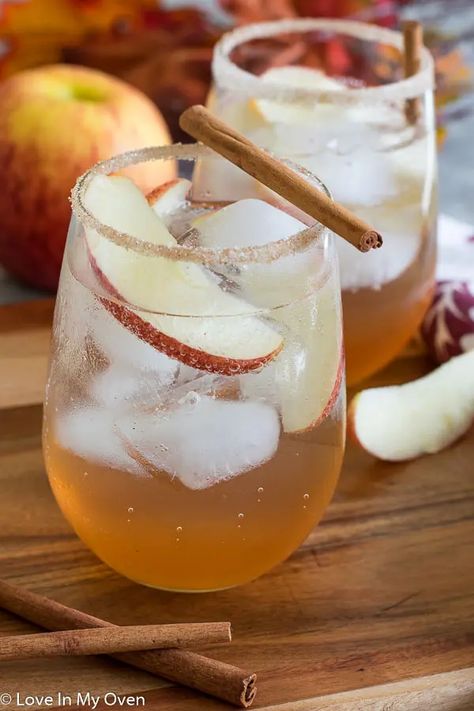 Apple Cinnamon Drink, Cocktails With Cinnamon, Drinks For Fall, Autumn Cocktails, Autumn Drinks, Fall Drink Recipes, Cocktail Gin, Fall Cocktails Recipes, Cinnamon Syrup