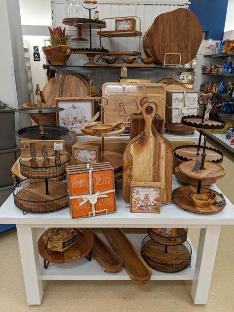 Charcuterie Store Display, Charcuterie Retail Display, Kitchen Store Display, Visual Merchandising Displays Table, Store Displays Visual Merchandising, Botique Interiors Ideas, Homeware Display, Tj Maxx Decor, Vintage Store Ideas