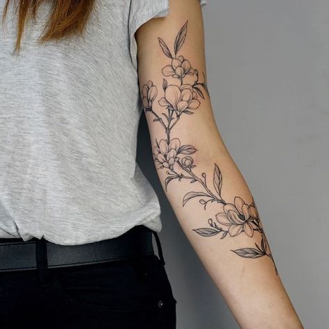 Image uploaded by Sophia. Find images and videos about flowers, tattoo and ink on We Heart It - the app to get lost in what you love. Realistisches Tattoo, Tato Henna, Tattoo Watercolor, Floral Tattoo Sleeve, Tattoo Traditional, Realistic Tattoo, E Tattoo, Arm Tattoos For Women, Sleeve Tattoos For Women