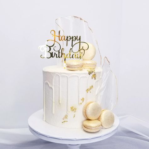 White And Gold 30th Birthday Cake, White Birthday Cake Ideas, 18th Birthday Cake Designs, Birthday Cake For Women Simple, Gold Macarons, White Birthday Cake, Bolo Rapunzel, White Birthday Cakes, Gold Birthday Cake