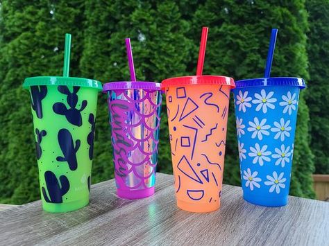 Color changing tumblers that you can fully customize Plastic Tumblers With Vinyl Ideas, Tumblers With Vinyl Ideas, Plastic Cups Design, Retro Mermaid, Cup Business, Color Changing Cups, Clear Tumblers, Cup With Lid And Straw, Custom Starbucks Cup