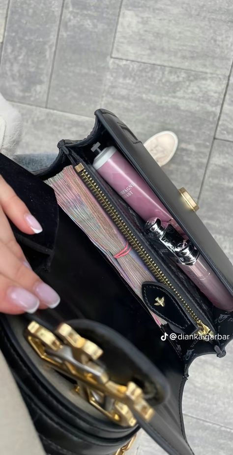 Purse Aesthetic, Pretty Tote Bags, Inside Purse, Estilo Hijab, Airport Aesthetic, Essentials Aesthetic, Cool Car Accessories, Inside My Bag, Photo Recreation