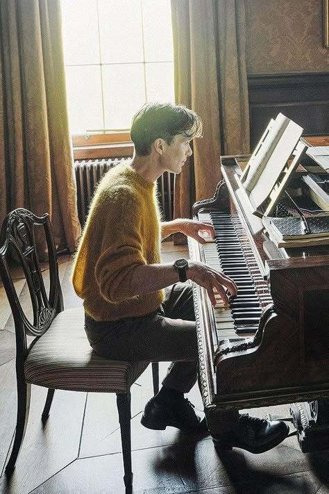 Men Playing Piano, Magazine Aesthetic, Peaky Blinders Tommy Shelby, Cillian Murphy Peaky Blinders, Tommy Shelby, Piano Man, Cillian Murphy, Irish Men, Photography Magazine