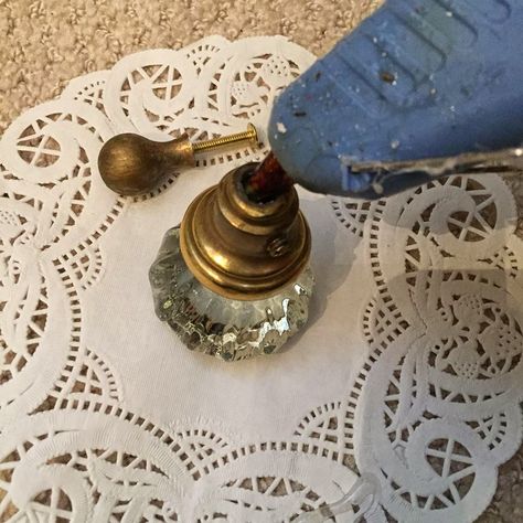 MuchoCrafts: DIY - VINTAGE DOOR KNOBS Diy Cake Plate Stand, Huge Wine Glass, Craftsman Style Doors, Old Door Knobs, Colorful Wall Hanging, Rustic Ladder, Vintage Door Knobs, Old Mirrors, Gold Knobs