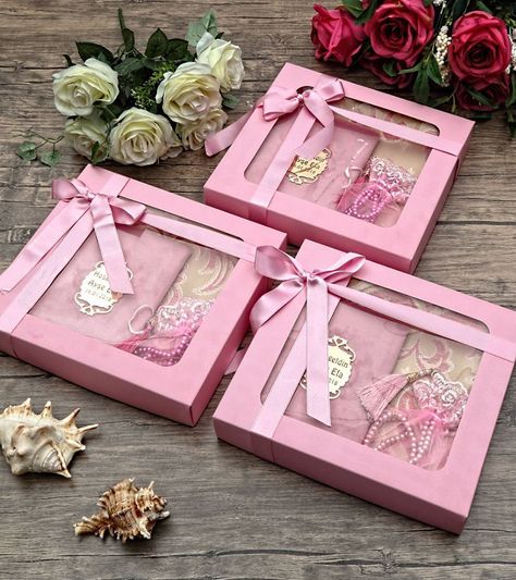 Quran Gift Boxes, Islamic Antiques, Baby Shower Giveaways, Quran Gift, Eid Hampers, Wedding Gift Hampers, Muslim Art, Creative Wedding Gifts, Bridal Gift Wrapping Ideas