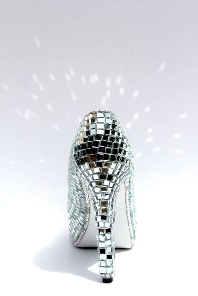 Ball Heels, Disco Ball Decorations, Ball Mirror, Disco Theme Party, Disco Look, Disco Ball Mirror, Jeweled Christmas Trees, Glitter Ball, Disco Theme