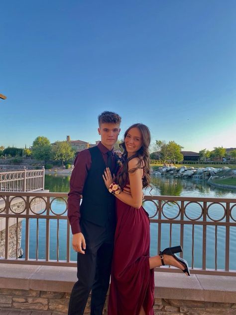 Marron Prom Dress, Maroon Prom Couple, Prom Matching Couples, Prom Matching Couples Outfits, Matching Prom Couples, Couples Prom Outfits, Matching Prom Outfits, Couple Prom Outfits, Prom Couples Outfits