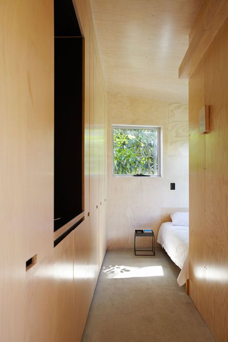 Keperra House by Atelier Chen Hung Plywood Interior, Plywood Walls, Warm Home Decor, Industrial Bedroom, Plywood Panels, Compact Living, House Built, Contemporary Architecture, Concrete Floors