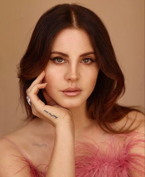 Pfp Lana Del Rey, Quotes Lana Del Rey, Lana Del Rey Icons, Lana Del Rey Pfp, Poster Lana Del Rey, Tall Actors, Lana Del Rey Outfits, Lana Del Rey News, Lana Del Rey Love