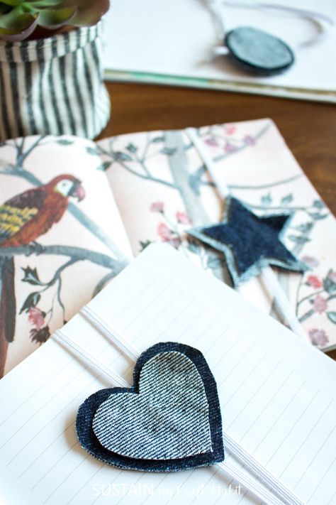 Making adorable and practical elastic book bands using scrap denim with this easy no-sew craft project. No Sew Denim Projects, No Sew Fabric Projects, Old Jeans Upcycle, Repurpose Old Jeans, Upcycled Denim Diy, Jeans Upcycle, Old Jeans Recycle, Jeans Recycle, Sustainable Ideas