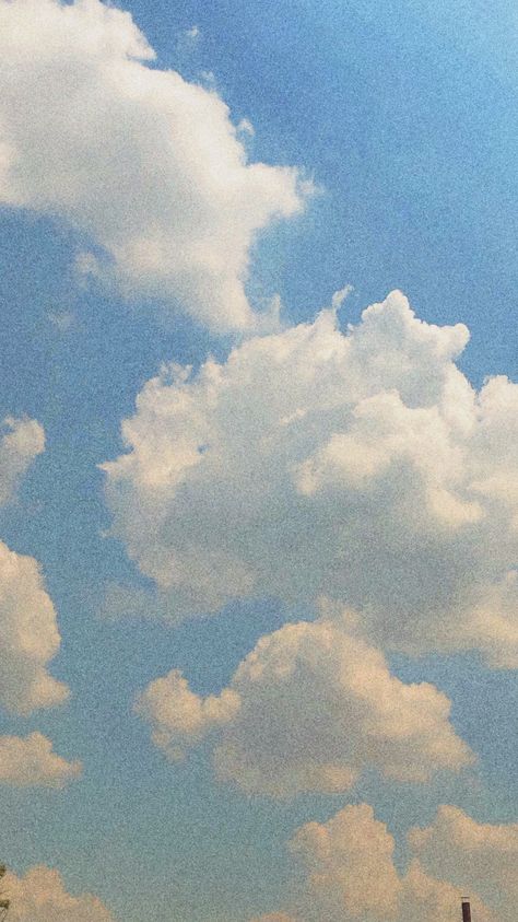 Clouds Aesthetic Profile Picture, Aesthetic Clouds Wallpaper Vintage, Vintage Clouds Aesthetic, Vintage Sky Aesthetic, Cloud Homescreen, Sky Vintage Aesthetic, Aesthetic Cloud Background, Cloud Background Aesthetic, Dreamy Clouds Aesthetic