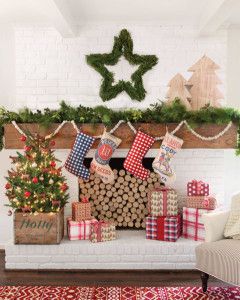 7 rustic ways to decorate your fireplace for Christmas Starry Night Christmas, Colorful Christmas Decorations, Holiday Mantel, Christmas Fireplace Decor, Country Christmas Decorations, Christmas Mantel Decorations, Fun Christmas Decorations, Christmas Mantel, Christmas Mantle