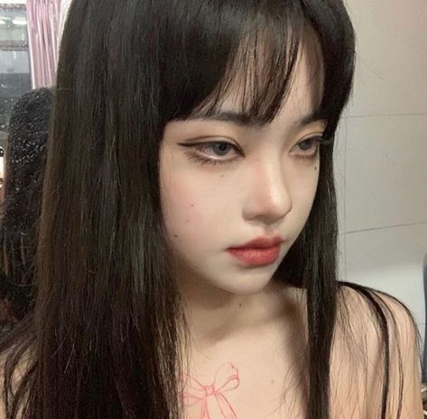 Tomie Junji Ito Makeup, Junji Ito Makeup, Tomie Junji Ito, Hair Pale Skin, Silky Smooth Hair, Glasses Makeup, Japanese Makeup, Makeup Tut, Aesthetic Grunge Outfit