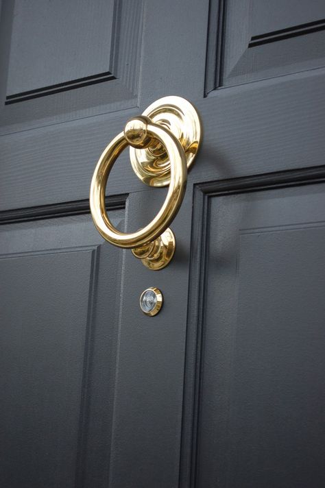 12 devonshire: Happy New Year!!! Gold Door Knocker, Door Knocker, Lavatory Design, Black Exterior Doors, Pintu Interior, Front Door Hardware, Porch Colors, Traditional Front Doors, Door Handle Design