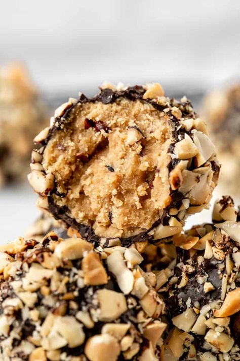 Raw Vegan Food Recipes, Snickers Truffles, Raw Snickers, Raw Vegan Breakfast, Vegan Truffles, Peanut Butter Truffles, Raw Vegan Desserts, Vegan Raw, Desserts Vegan