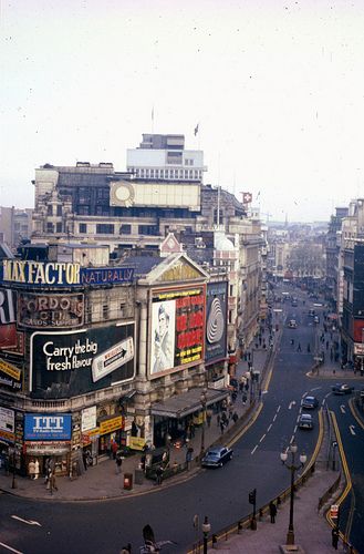 1970s London. London Y2k, 70s London, London 70s Aesthetic, 80s London, 2000s London Aesthetic, London 70s, London Soho, Soho London Aesthetic, 60s London