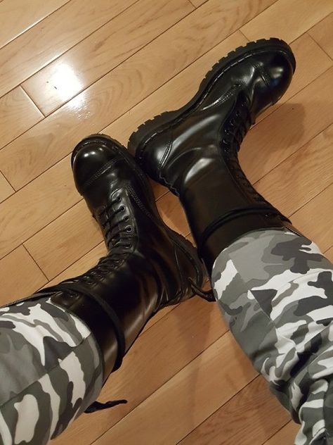 Skinhead Boots, Skinhead Fashion, Army Style, Punk Scene, Army Fashion, Work Boots Men, Military Boots, Tall Boots, Portrait Art