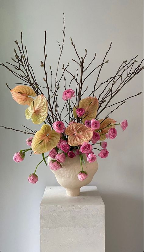 Monstera Flower Arrangement, Japanese Floral Arrangements, Monochromatic Floral Arrangements, Large Vase Arrangements, Hydrangea Flower Arrangements, Tall Floral Arrangements, Pink Flower Arrangements, Contemporary Flower Arrangements, Summer Flower Arrangements