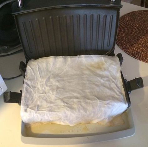 Placing damp paper towels on the George Foreman grill after cooking can help lift grease off the grilling surface for easier cleaning. Photo by Joshua at TheFunTimesGuide.com George Foreman Recipes, Grill Machine, George Foreman Grill, Blackstone Grill, George Foreman, Indoor Grill, Grill Plate, Clean Grill, Cooking Guide