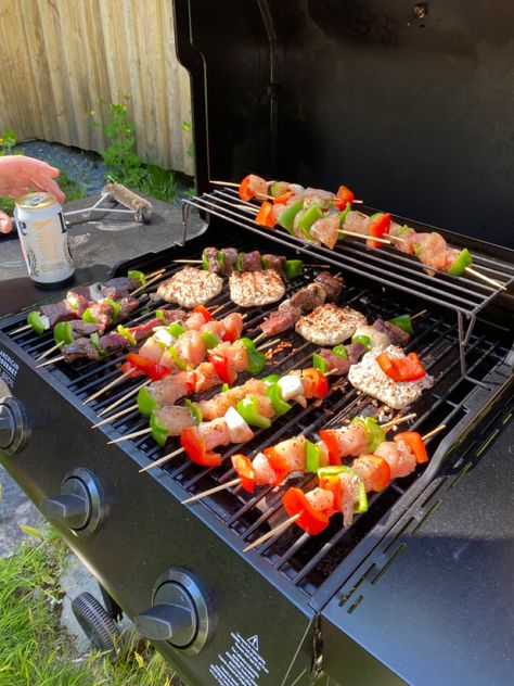 Pool Party Grilling Ideas, Barbeque Aesthetic Night, Summer Barbecue Aesthetic, Grill Aesthetics, Barbecue Party Aesthetic, Summer Bbq Aesthetic, Barbeque Aesthetic, Birthday Bbq Food, Grilling Aesthetic