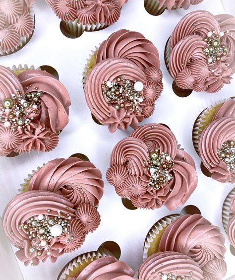 Glitz And Glam Cupcakes, Glam Cupcakes, Chic Cupcakes, Cupcake Inspiration, Flower Cake Decorations, Elegant Cupcakes, Fondant Flower Cake, Bling Ideas, Glam Aesthetic