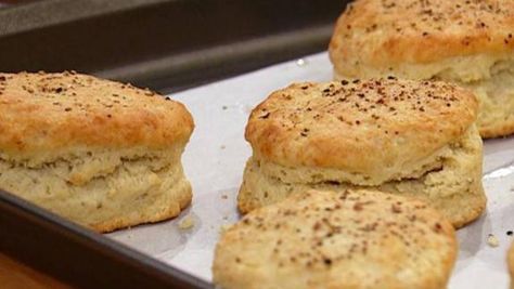 Bobby Flay's Black Pepper Biscuits | Rachael Ray Show Pepper Biscuits, Biscuit Gravy, Breakfast Classic, Biscuits Gravy, Bobby Flay Recipes, Sausage Gravy Recipe, Buttermilk Biscuits Recipe, Fluffy Biscuits, Biscuits Easy