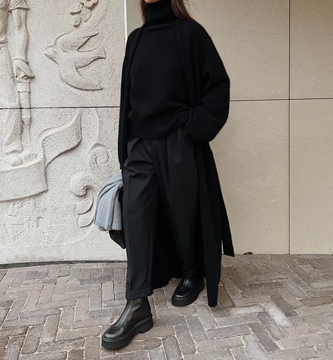 Black Long Cardigan Outfit, The Row Margaux Bag, The Row Boots, Row Boots, Margaux Bag, Scandi Winter, Black Cardigan Outfit, Rp Outfits, Long Cardigan Outfit