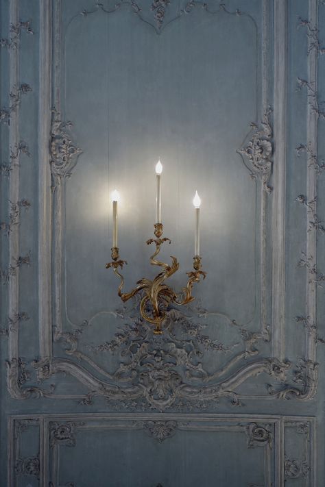 lovely dusky blue wall with candelabra sconce French Bedroom Decor Paris, French Bedroom Design, Antique French Bedroom, Country French Bedroom, French Bedroom Decor, Wallpaper Macbook, Interior Design Minimalist, Istoria Artei, French Bedroom