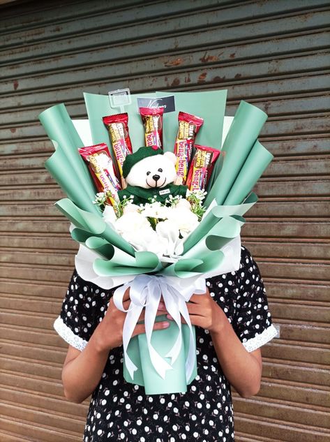 Buket Snack Aesthetic, Birthday Arrangements, Graduation Flower Bouquet, Bouquet Graduation, Bouquet Aesthetic, Wrap Flowers, Graduation Bouquet, Graduation Flowers, Bouquet Tutorial