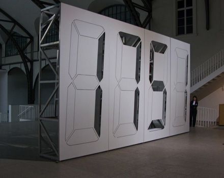 Enormous digital clock spotted at Hamburger Bahnhof Museum -- Engadget Physical Typography, Clock On Wall, Huge Clock, Giant Clock, Countdown Clock, Berlin Art, Led Clock, Interactive Installation, Exhibition Booth Design