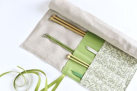 Diy Knitting Needle Case, Knitting Needle Case Pattern, Diy Knitting Needles, Knitting Needles Sherwin Williams, Knitting Needle Storage, Knitting Needle Case, Beginner Sewing, Needle Holder, Beginner Sewing Projects Easy