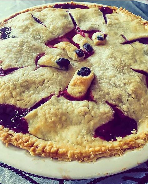 Halloween Berry Pie Halloween Decorations Party Food, Halloween Party Food Ideas, Recetas Halloween, Halloween Party Food, Halloween Decor Diy, Halloween Fest, Halloween Food Treats, Party Food Ideas, Diy Halloween Decor